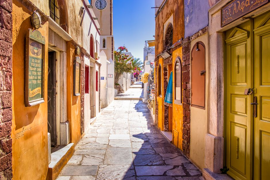 カラフルな建物が並ぶギリシャの路地