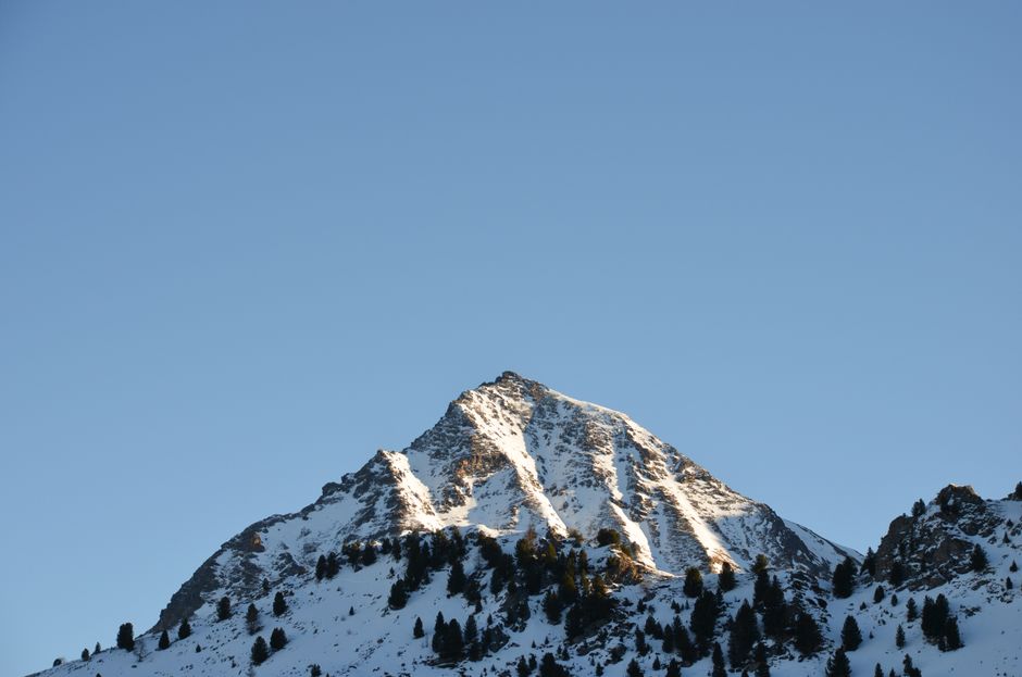 雪に覆われた山岳の絶景