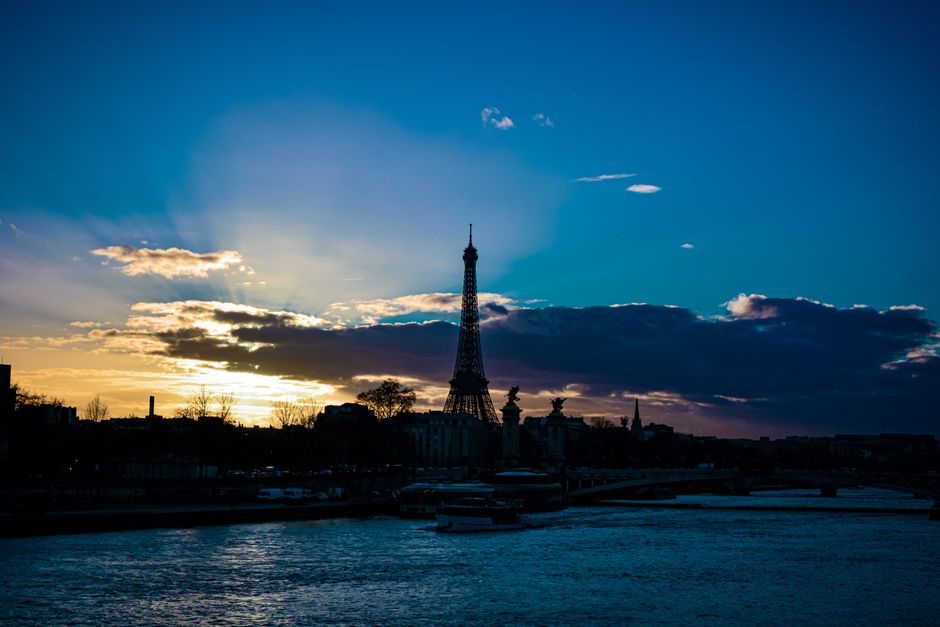 パリのエッフェル塔と夕日に輝くセーヌ川