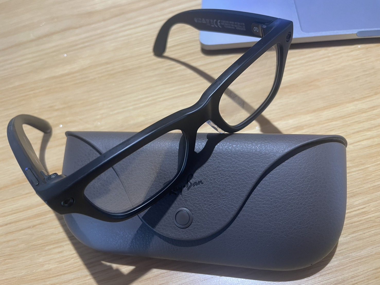 Ray-Ban Meta(Gen 2)本体と充電ケース