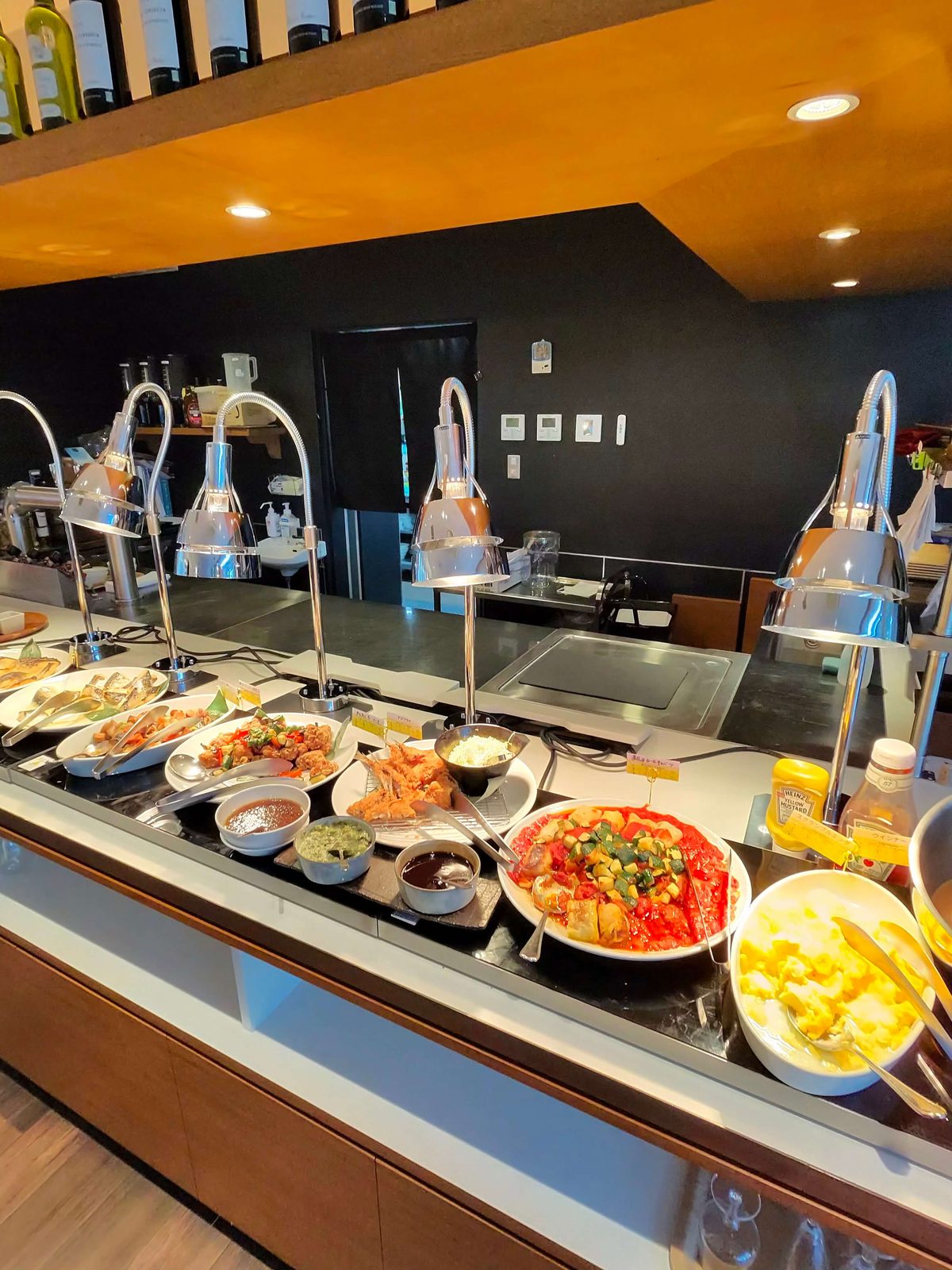 朝食ビュッフェの温かい料理コーナー