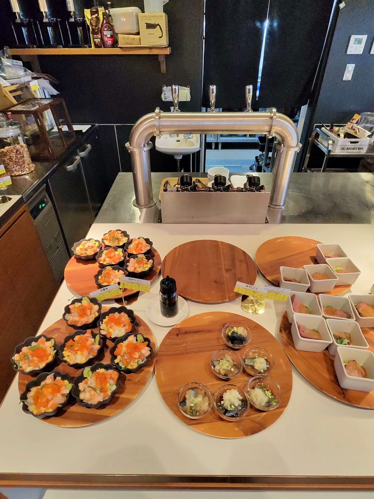 朝食ビュッフェ。海鮮丼の具が小鉢で並ぶ